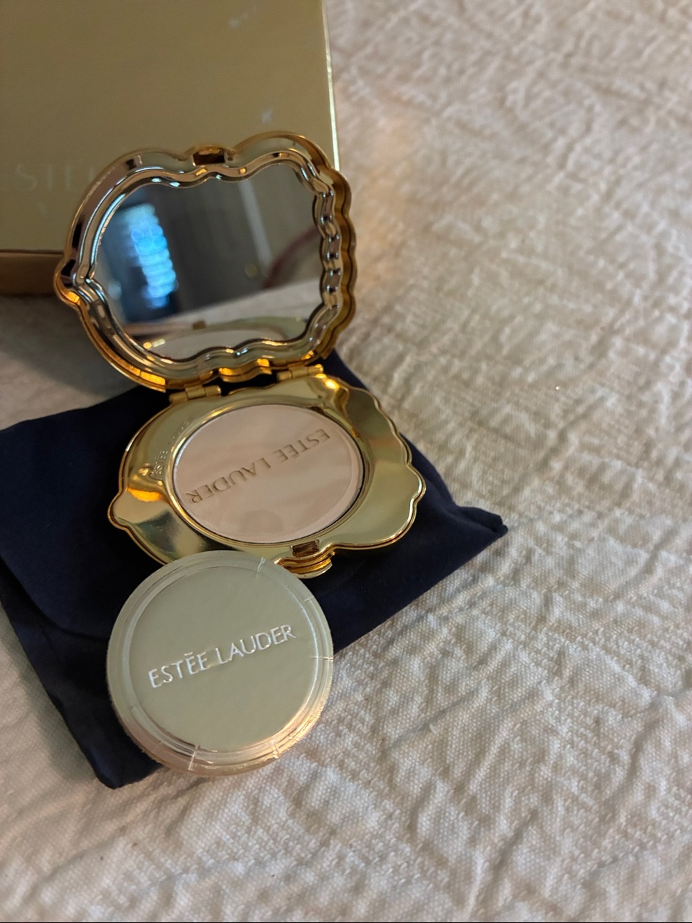 Vintage Collectible Estée Lauder Compact - Picture 6 of 6